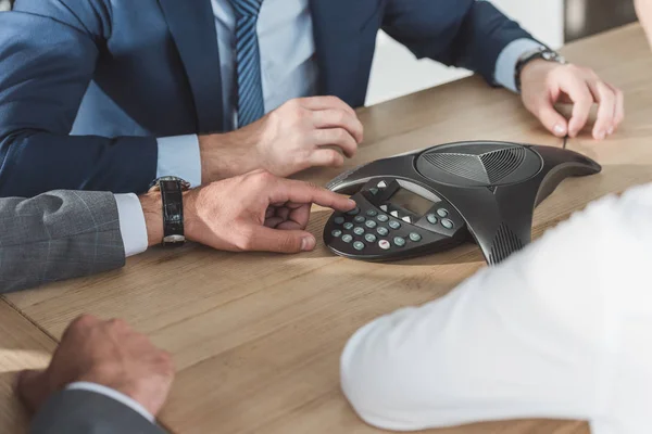 Plan recadré de gens d'affaires en utilisant le téléphone de conférence — Photo de stock