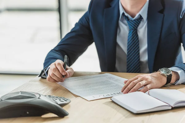 Tiro cortado de empresário assinar contrato no wokplace — Stock Photo