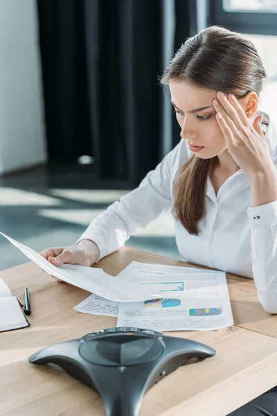 Confusa giovane donna d'affari che fa scartoffie in ufficio moderno — Foto stock