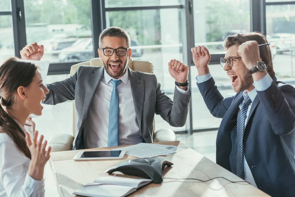 Gente de negocios celebrando el éxito juntos en la oficina moderna - foto de stock