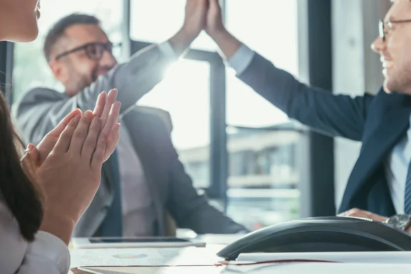 Erfolgreiche Geschäftsleute geben High Five bei Besprechungen im modernen Büro — Stockfoto