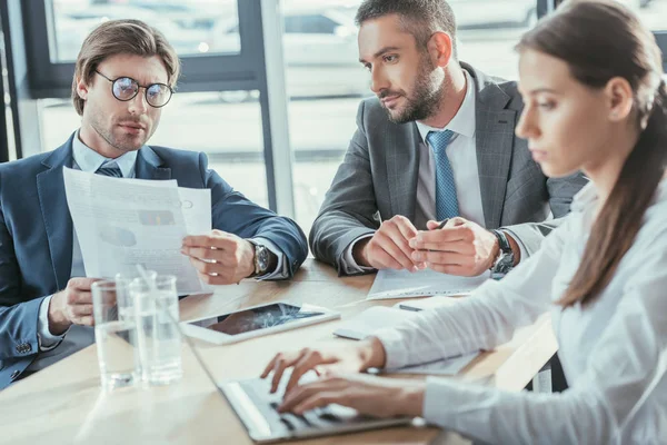 Succès des gens d'affaires ayant une réunion au bureau moderne — Photo de stock