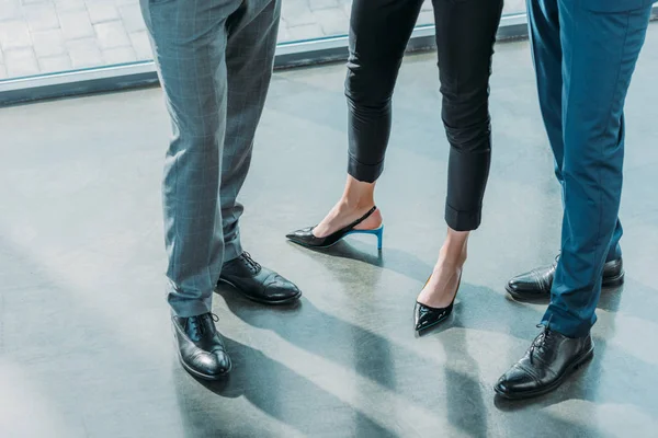 Plan recadré de groupe de gens d'affaires prospères au bureau moderne — Photo de stock