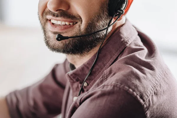 Tiro recortado de trabalhador de call center sorridente com microfone — Fotografia de Stock