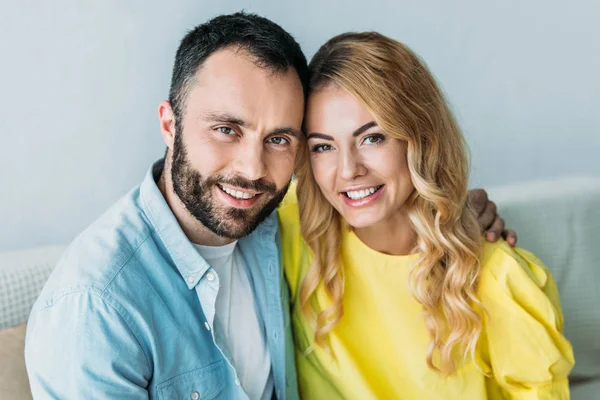 Красивая пара обнимается и смотрит в камеру дома — стоковое фото