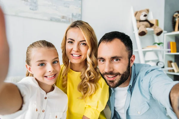 Standpunkt einer glücklichen jungen Familie, die ein Selfie zu Hause macht — Stockfoto