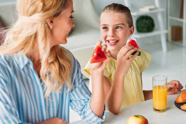 Mãe e filha em casa — Fotografia de Stock