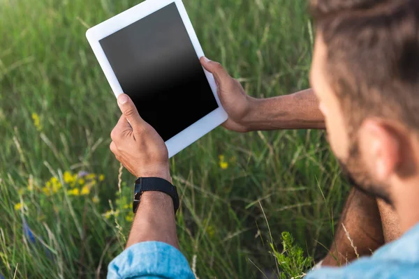 Messa a fuoco selettiva dell'uomo utilizzando tablet digitale con schermo vuoto — Foto stock