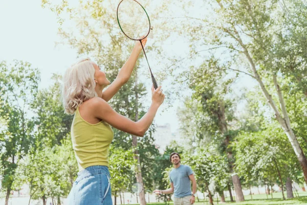 Pareja jugando bádminton al aire libre en verano - foto de stock