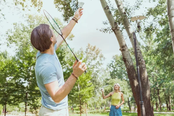 Casal jogando badminton no parque no verão — Fotografia de Stock