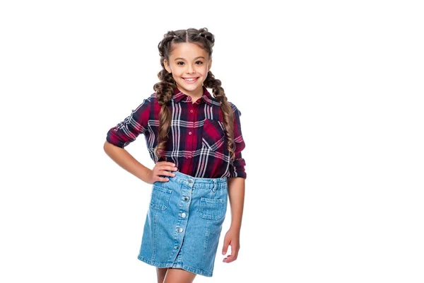 Colegiala en falda de mezclilla y camisa a cuadros posando aislada en blanco - foto de stock