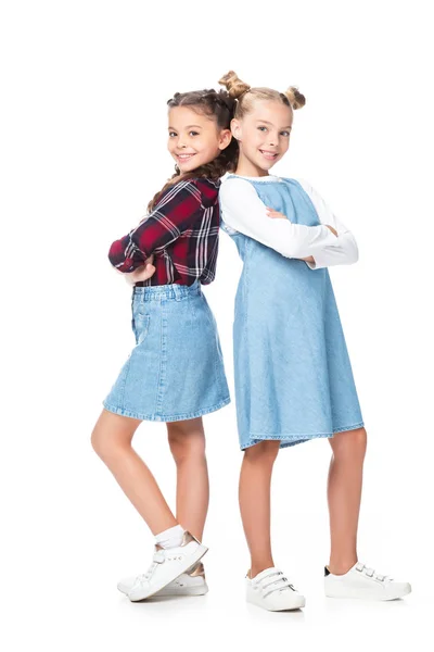 Adorables écoliers debout dos à dos avec les bras croisés isolés sur blanc — Photo de stock