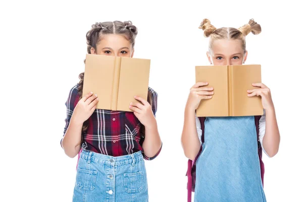 Klassenkameraden blicken isoliert auf weiße Bücher — Stockfoto