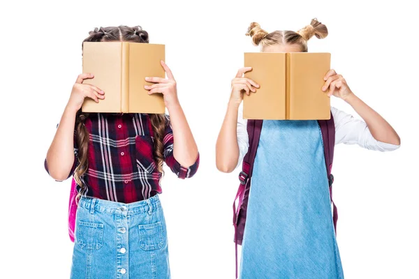 Camarades de classe couvrant les visages avec des livres isolés sur blanc — Photo de stock
