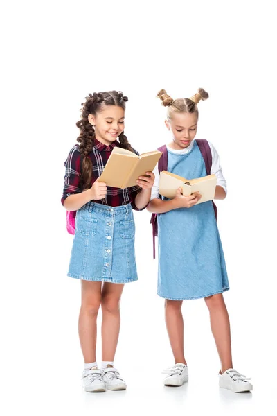 Escolares leyendo libros aislados en blanco - foto de stock