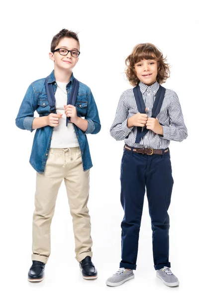 Sorrindo meninos da escola com mochilas olhando para a câmera isolada no branco — Fotografia de Stock