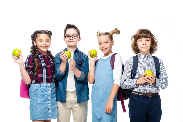 Lächelnde Schulkinder mit reifen Äpfeln auf weißem Grund — Stockfoto