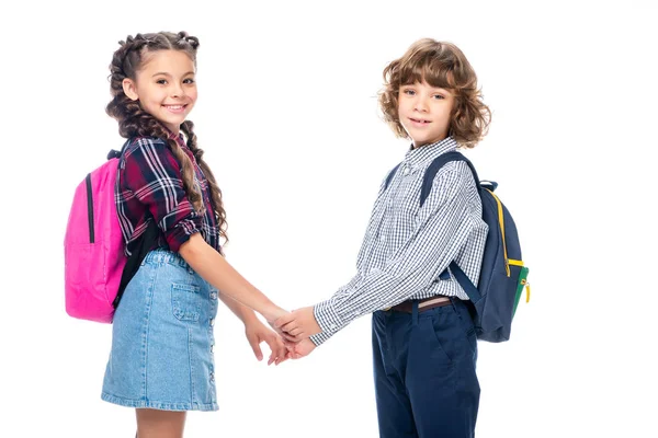 Seitenansicht von Klassenkameraden, die sich an den Händen halten und isoliert auf weiße Kamera schauen — Stockfoto