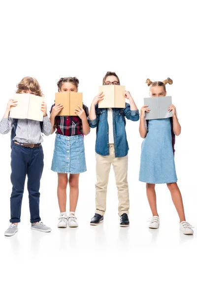 Schulkinder blicken isoliert auf weiße Bücher — Stockfoto