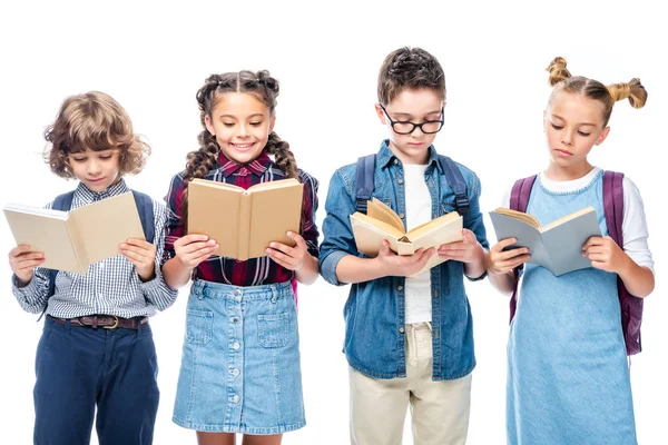 Schulkinder stehen und lesen Bücher isoliert auf weiß — Stockfoto