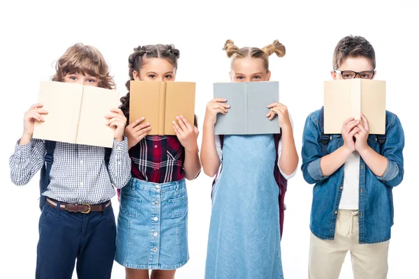 Compagni di classe che guardano fuori da libri isolati su bianco — Foto stock
