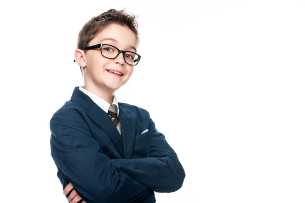 Sonriente colegial en traje de hombre de negocios mirando a la cámara aislada en blanco - foto de stock