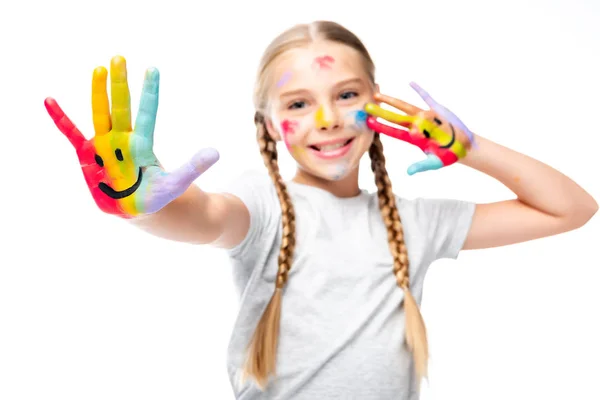 Estudante feliz mostrando as mãos pintadas com ícones sorridentes isolados no branco — Fotografia de Stock
