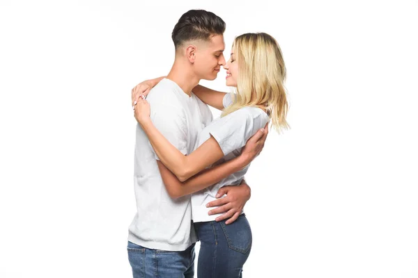 Casal afetuoso abraçando e indo para beijar isolado no branco — Fotografia de Stock