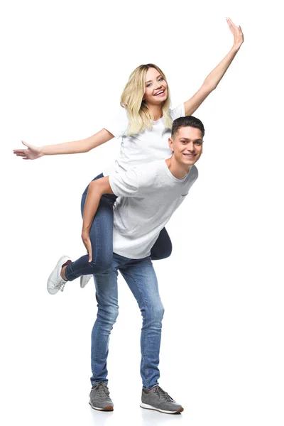 Namorado dando piggyback para namorada com os braços abertos isolados no branco — Fotografia de Stock