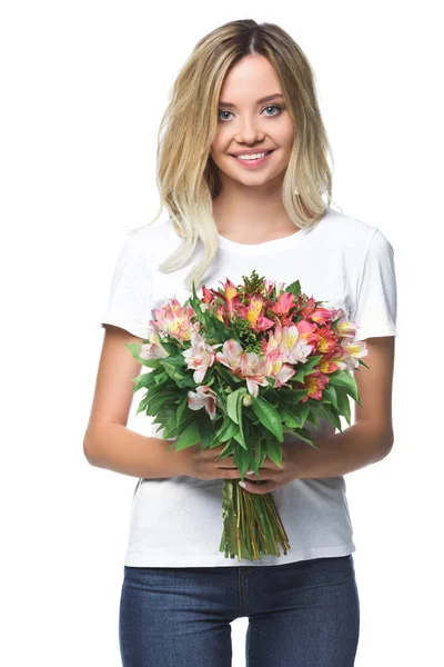 Lächelnd attraktives Mädchen mit Blumenstrauß und Blick in die Kamera isoliert auf weiß — Stockfoto