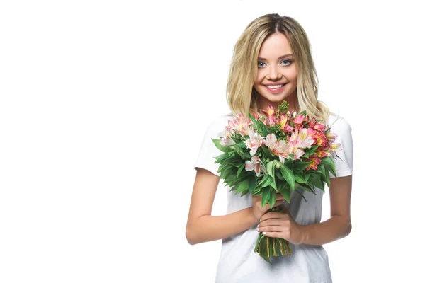 Усміхнена приваблива дівчина в білій сорочці тримає букет квітів ізольовано на білому — стокове фото