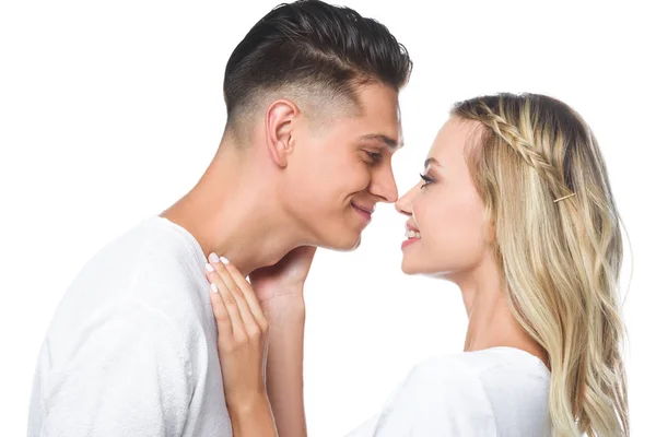 Vista lateral do casal feliz indo para beijar isolado no branco — Fotografia de Stock