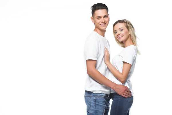 Casal abraçando e olhando para a câmera isolada no branco — Fotografia de Stock