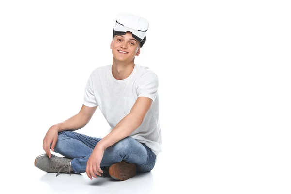 Schöner Mann im weißen Hemd sitzt mit Virtual-Reality-Headset isoliert auf weiß — Stockfoto