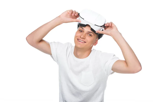 Homem bonito sorridente na camisa branca vestindo fone de ouvido realidade virtual isolado no branco — Fotografia de Stock