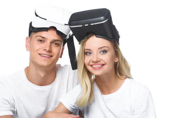 Pareja con auriculares de realidad virtual mirando a la cámara aislada en blanco - foto de stock