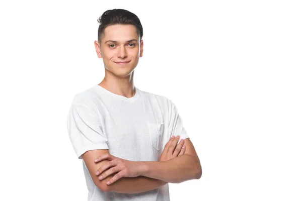 Hombre sonriente guapo de pie con los brazos cruzados en camisa blanca aislado en blanco - foto de stock