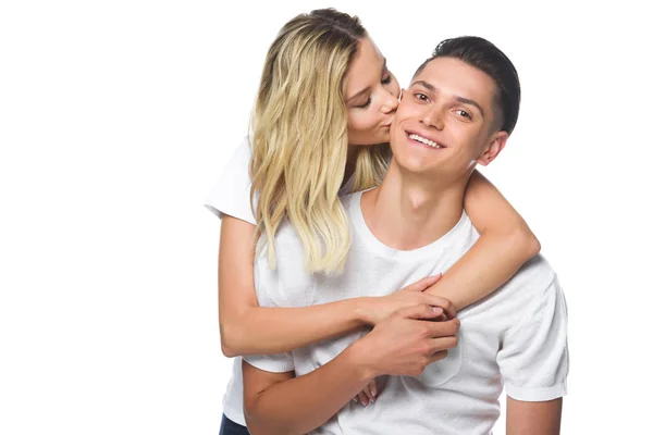 Petite amie embrasser petit ami souriant isolé sur blanc — Photo de stock