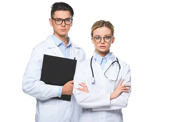 Серйозні лікарі стоять зі стетоскопом і буферами ізольовані на білому — стокове фото