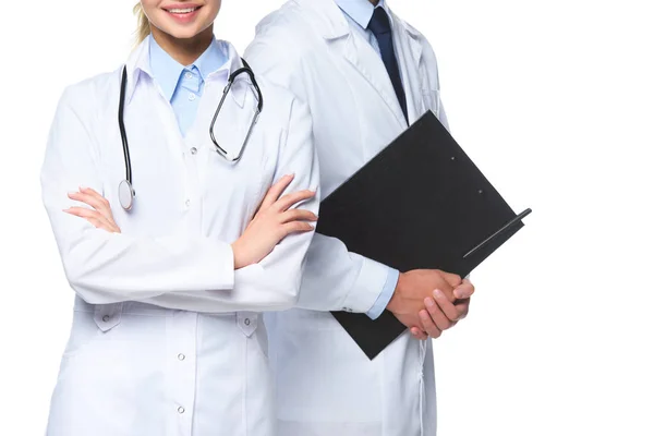 Imagen recortada de los médicos de pie con estetoscopio y portapapeles aislados en blanco — Stock Photo