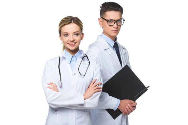 Ärzte stehen mit Stethoskop und Klemmbrett isoliert auf weiß — Stockfoto