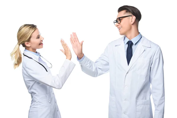 Allgemeinmediziner in weißen Kitteln geben Highfive, isoliert auf weiß — Stockfoto