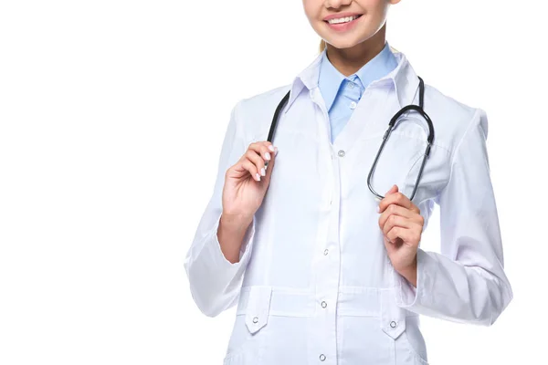 Vue recadrée du médecin femme en manteau blanc avec stéthoscope, isolé sur blanc — Photo de stock