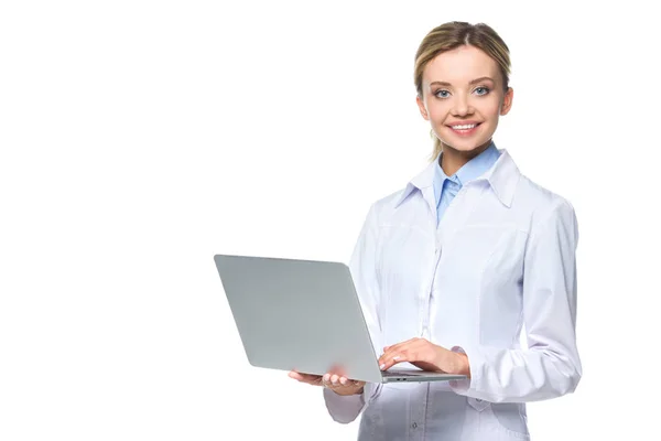 Jeune médecin souriant en manteau blanc tenant ordinateur portable, isolé sur blanc — Photo de stock
