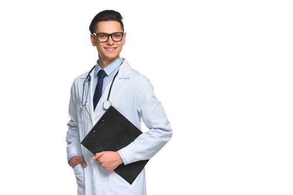 Счастливый молодой врач с планшетом, глядя на камеру, изолированную на белом — стоковое фото