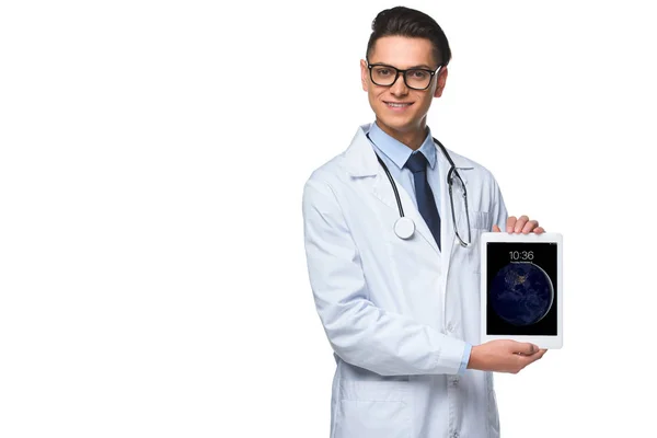 Guapo joven médico sosteniendo tableta con iOS pantalla de bloqueo aislado en blanco - foto de stock