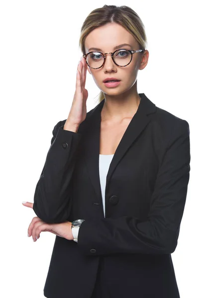 Jovem empresária elegante em jaqueta preta e óculos isolados em branco — Fotografia de Stock
