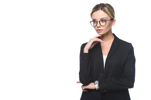 Pensativa joven mujer de negocios en traje elegante mirando hacia otro lado aislado en blanco - foto de stock