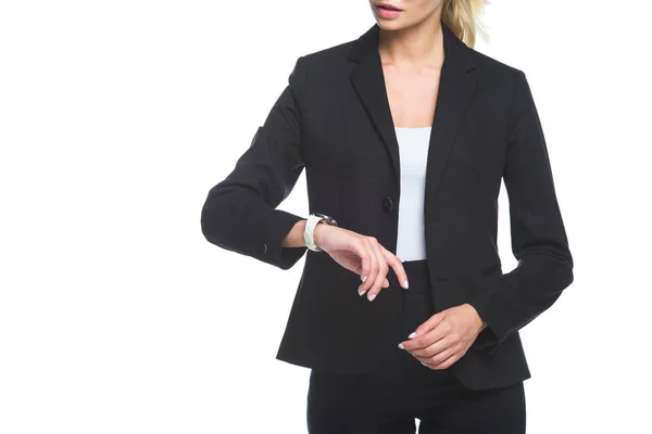 Обрізаний знімок молодої бізнес-леді перевіряє час з наручним годинником ізольовано на білому — стокове фото