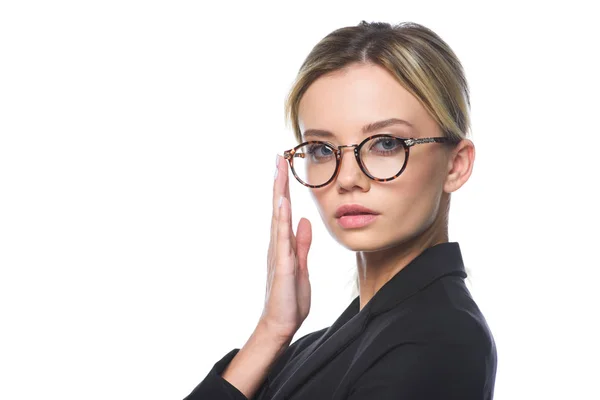 Close-up retrato de jovem empresária de terno e óculos olhando para câmera isolada em branco — Fotografia de Stock